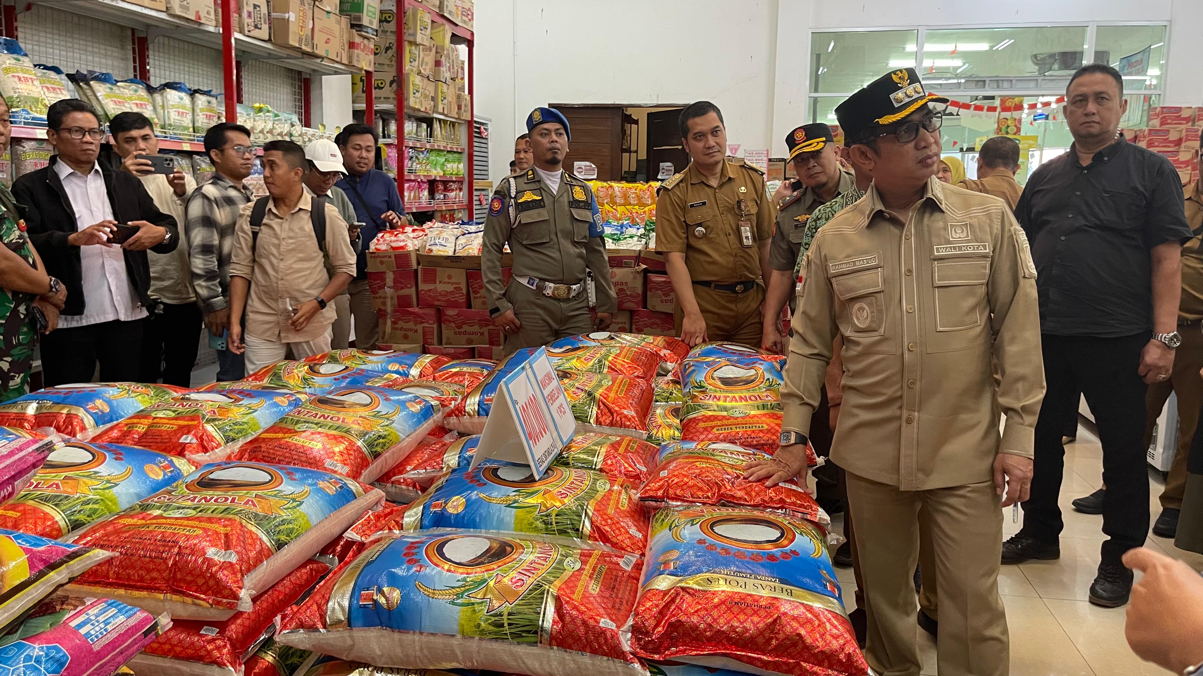 TENANG, STOK MASIH ADA: Rahmad Mas&rsquo;ud bersama Bagus Susetyo serta jajaran OPD melakukan sidak di Yova Supermarket, dan gudang distributor UD Gunung Sari serta Toko Aulia Sepinggan, Senin (11/8).