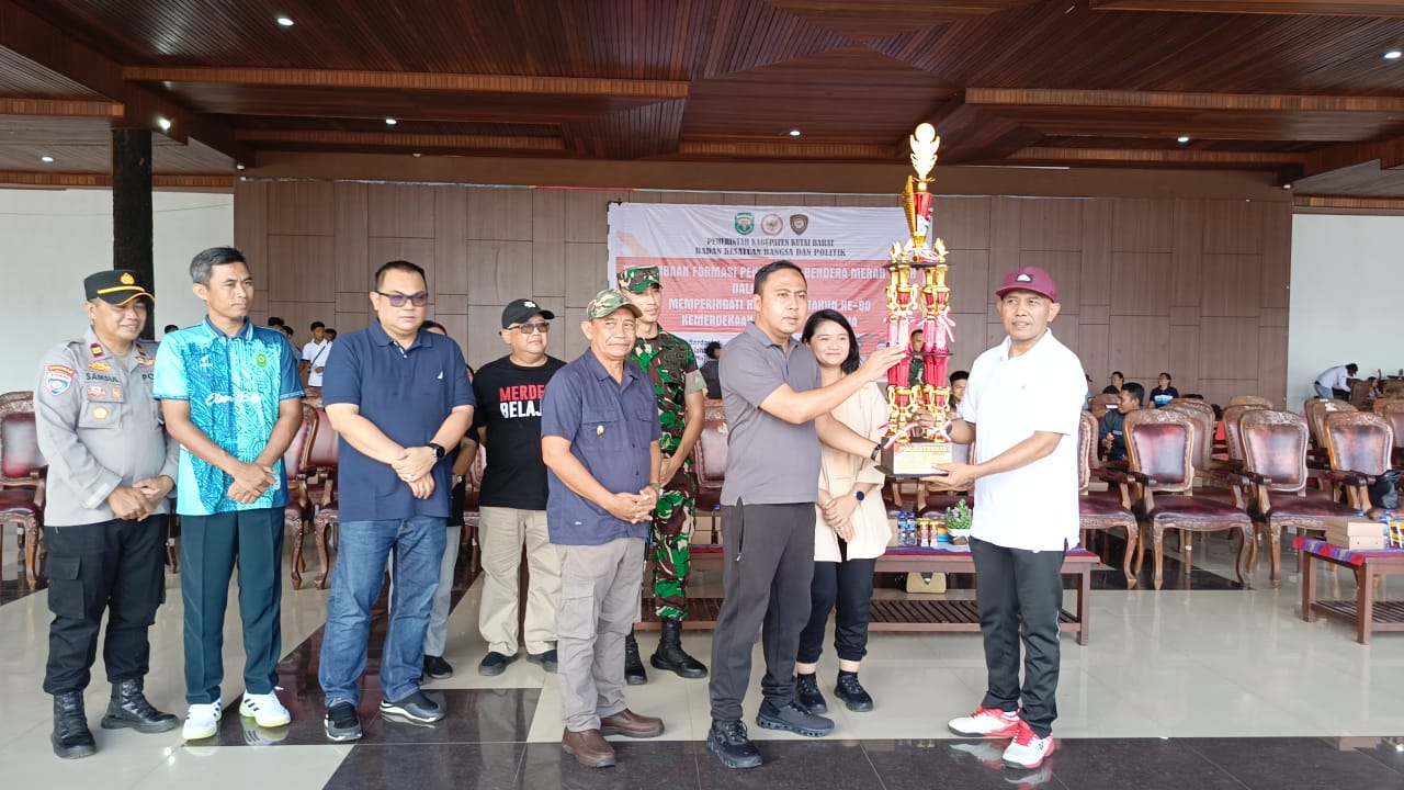 UNTUK PEMENANG: Bupati Kubar Frederick Edwin (dua kanan) menyerahkan piala secara simbolis kepada Kepala Badan Kesbangpol Kubar, Suwito (kanan)