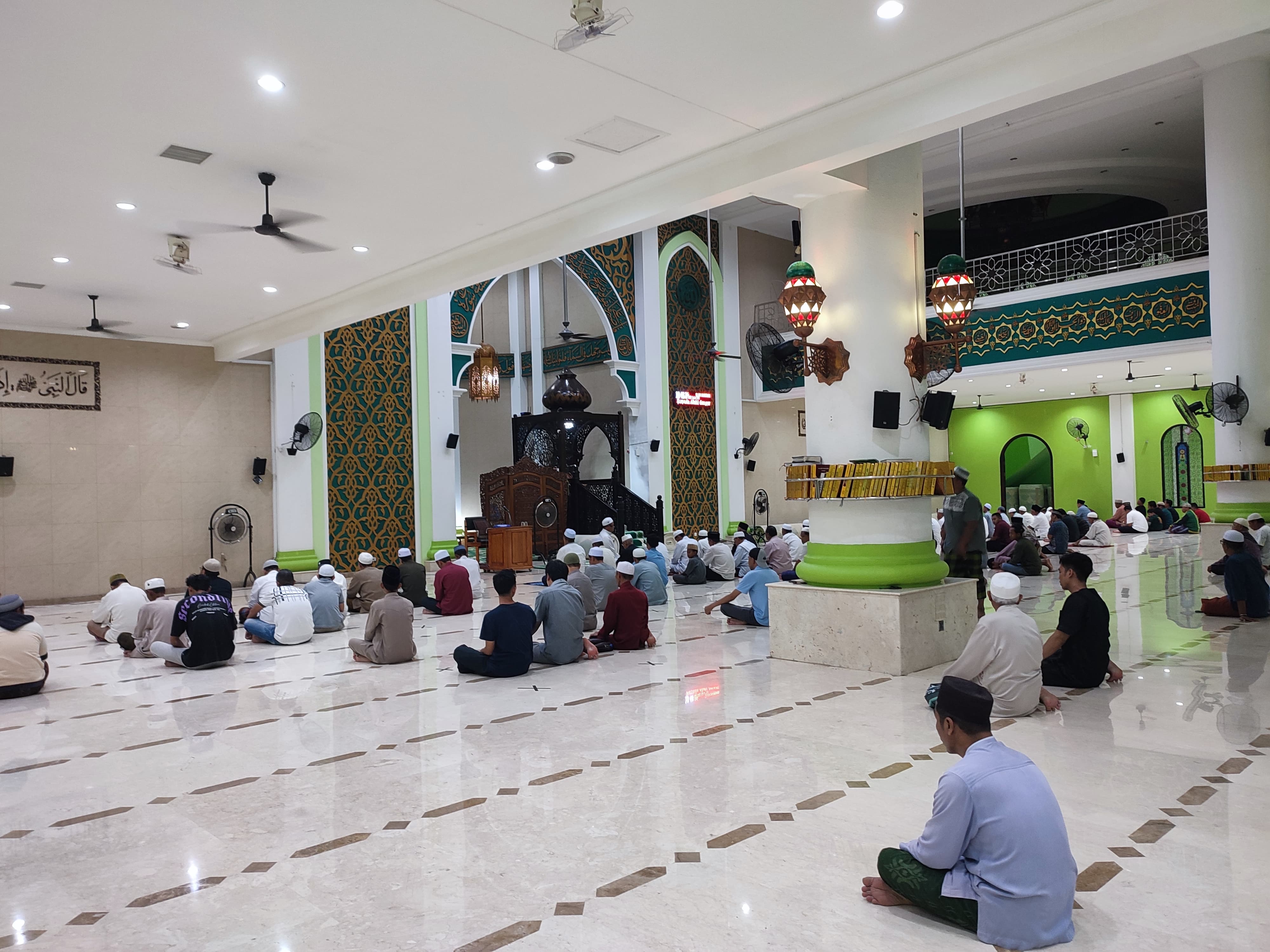 Karpet masjid sudah dilepas untuk persiapan pemasangan AC central di Masjid Agung Nurul Falah Tanah Grogot, Minggu (10/8/2025) malam.