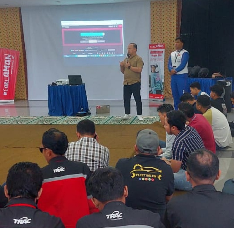 BEKAL: Safety Riding Officer Astra Motor Kaltim 1 Aditya Wicaksana memberikan materi terkait keselamatan berkendara kepada karyawan Trac.