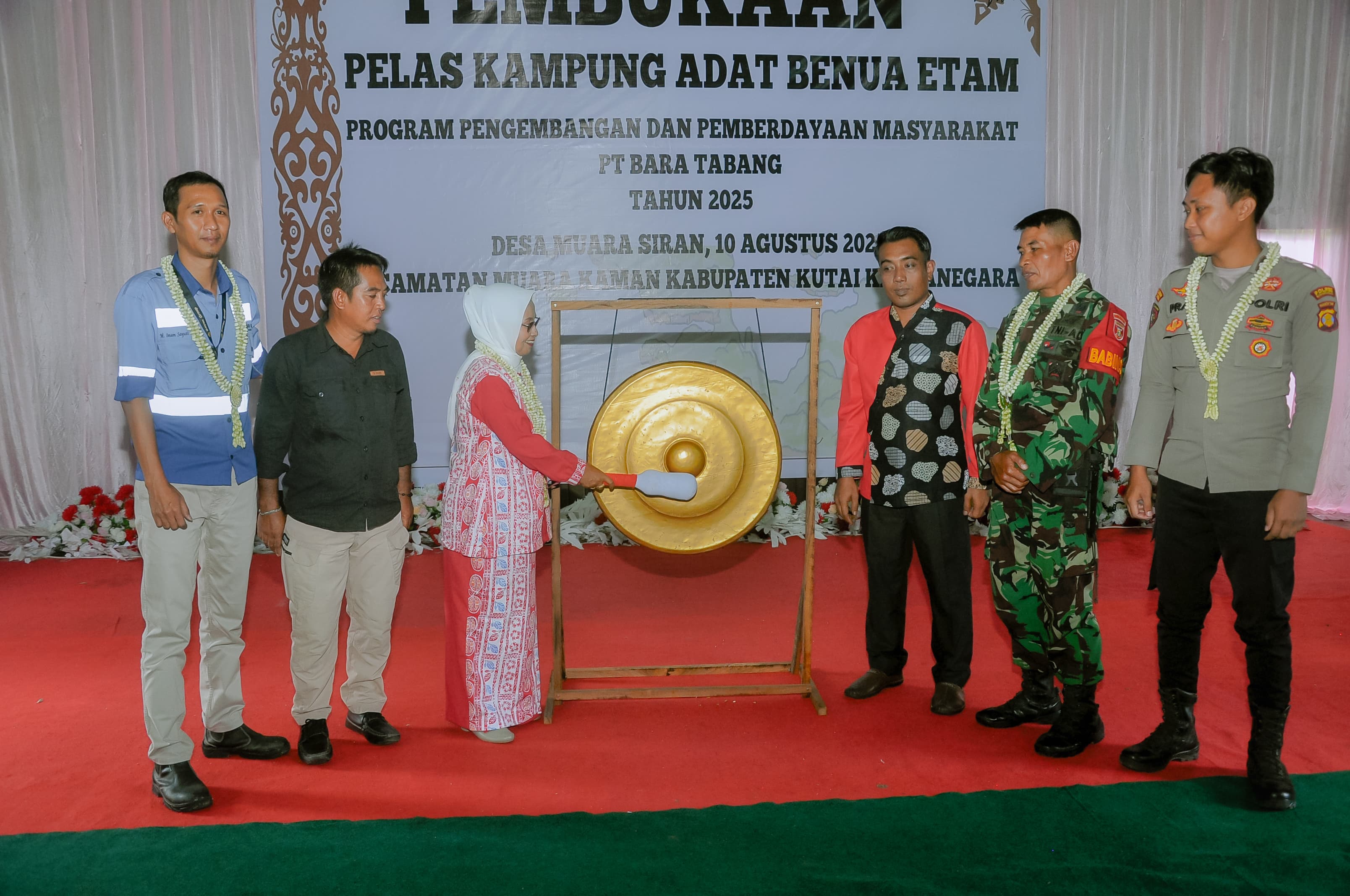 Camat Muara Kaman, Barliang menabuh gong sebagai tanda dimulainya Festival Danau Muara Siran Pelas Kampung Adat Benua Etam.