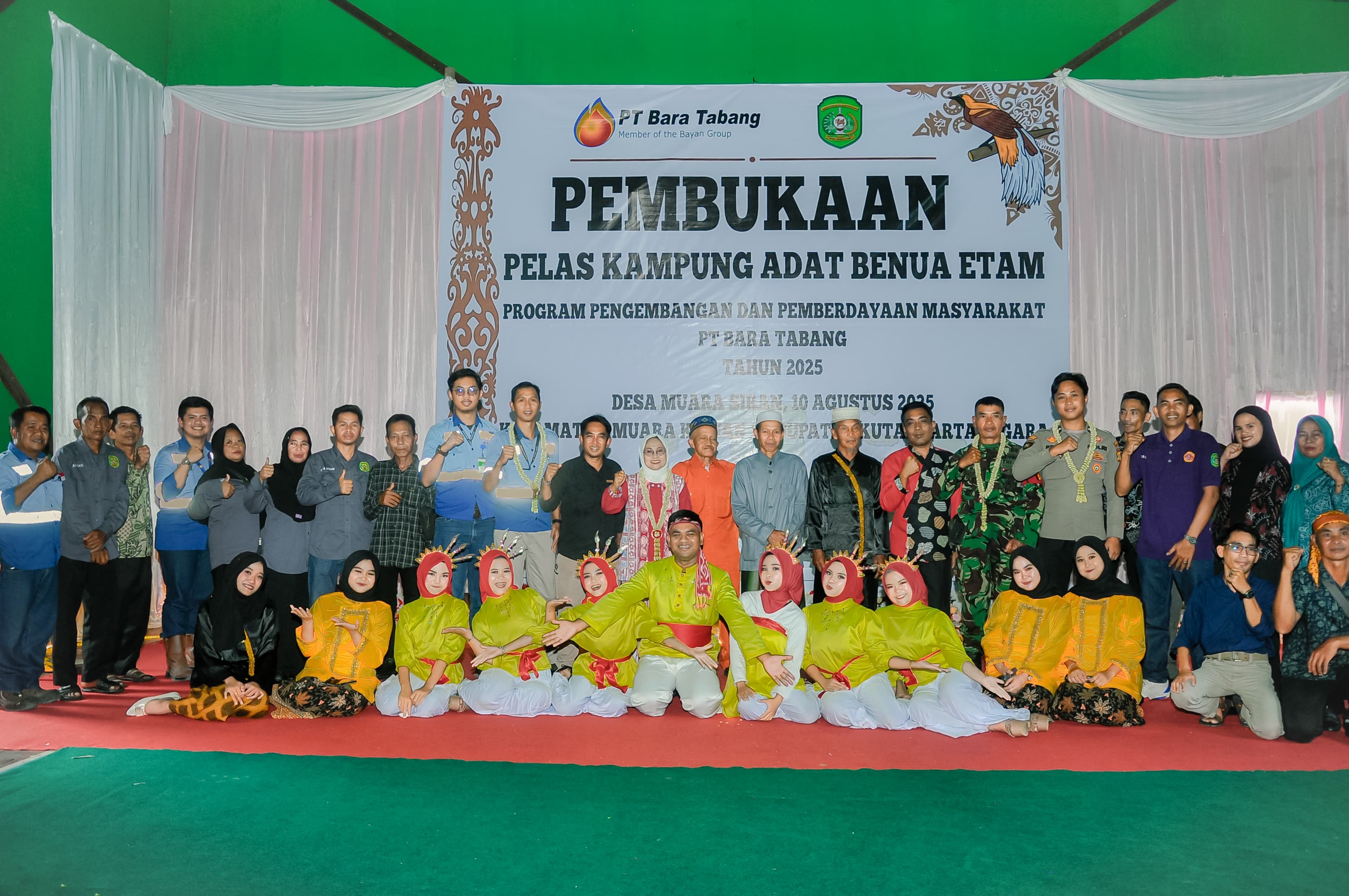 Seluruh pemangku kepentingan ikut menyukseskan Pelas Kampung Adat Benua Etam sebagai wujud komitmen bersama melestarikan budaya.  &nbsp;