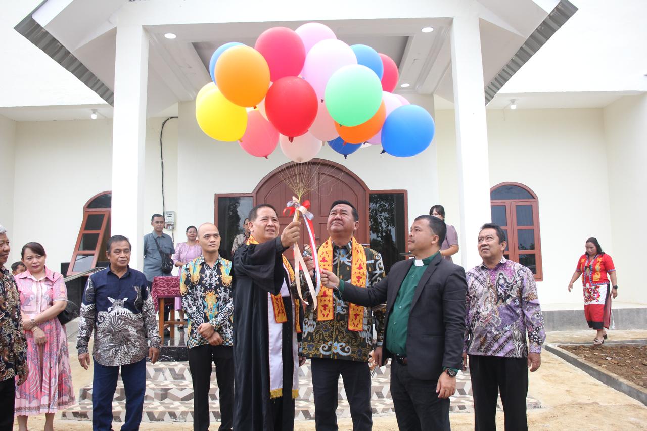 Ekti Imanuel (tengah) saat meresmikan GKII Maranatha Linggang Bigung, Kubar, Sabtu (9/8).
