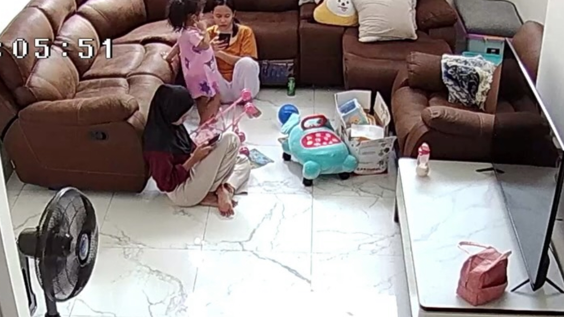 Video CCTV yang menunjukkan kekerasan babysitter terhadap anak selebgram Afifah Riyad, Victory.
