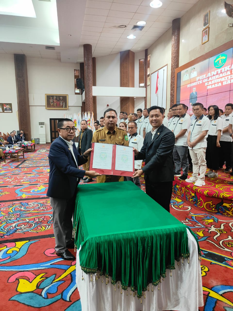 Ketua KONI Kaltim Rusdiansyah Aras melantik pengurus KONI Kutai Barat. Bupati Frederick Edwin (tengah) turut hadir.
