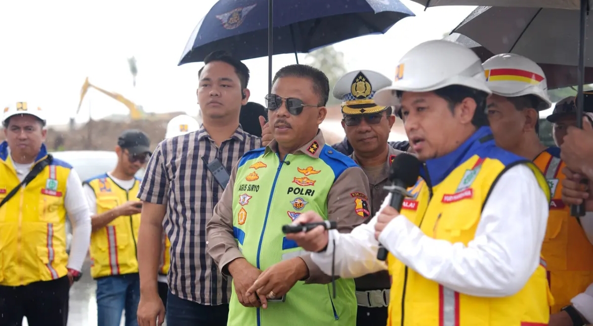Kakorlantas Polri Irjen Agus Suryonugroho (tengah) mendengarkan paparan Kementerian PUPR saat meninjau progres pembangunan Tol Balikpapan&ndash;Samarinda, Senin (11/8/2025). (Foto: merdeka.com)