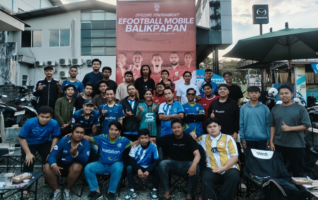 AKRAB: Para peserta tur offline efootball mobile Balikpapan mengabadikan momen di sela-sela pertandingan yang berlangsung di SAMASpace, kemarin (10/8).