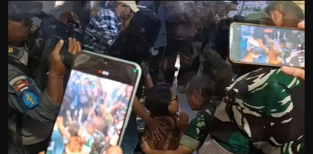 Ibunda Prada Lucky Chepril Saputra Namo, Sepriana Paulina Mirpey, berlutut di hadapan Pangdam IX/Udayana Mayjen TNI Piek Budyakto di rumah duka, Asrama TNI Kuanino, Kupang. (Foto: detik.com)
