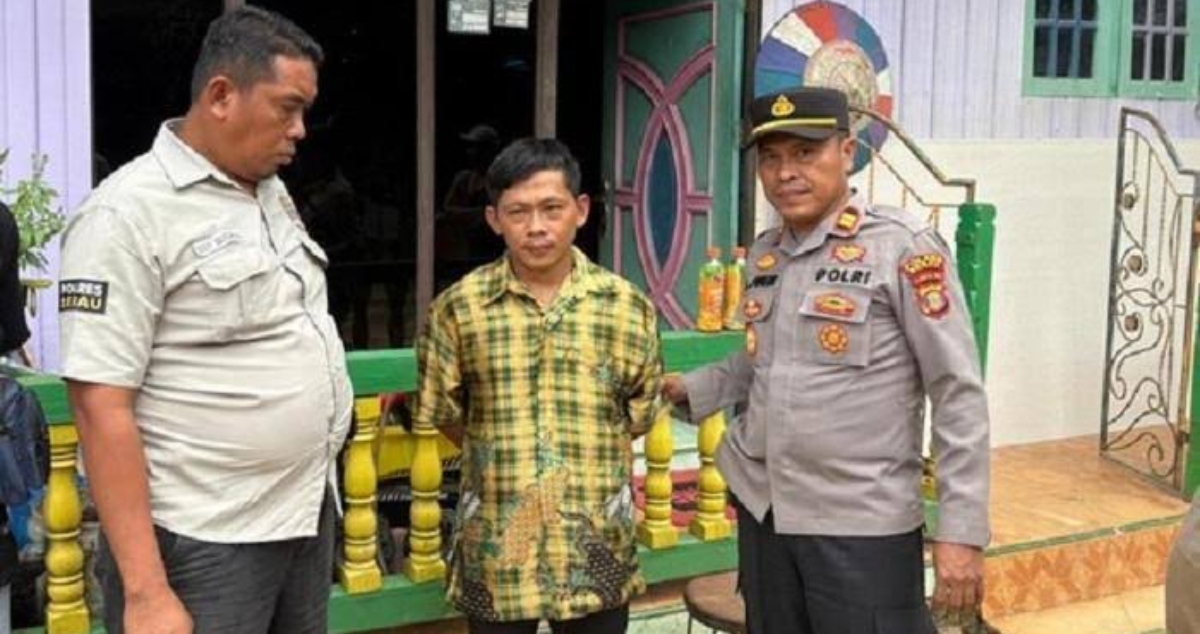 Petugas Polres Berau mengamankan JU yang telah membunuh istri hamil dan dua anak kandungnya di rumahnya, Kabupaten Berau, Kalimantan Timur. (FOTO: IST)