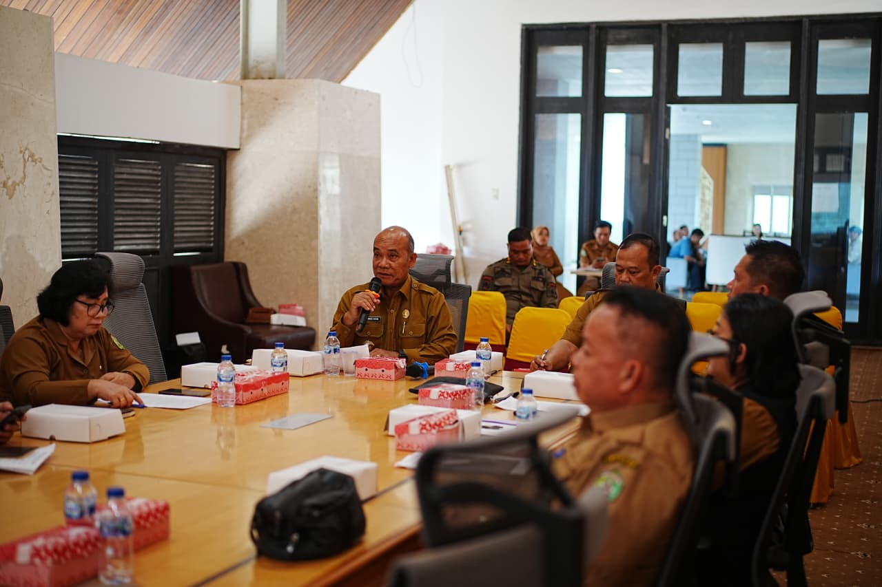 PEMIMPIN: Wakil Bupati Drs Yohanes Avun memeberikan masukan terhadap tuntutan kepada PT SAA di Ruang Balkon Lantai 3 Setkab Mahulu, Senin (11/8).