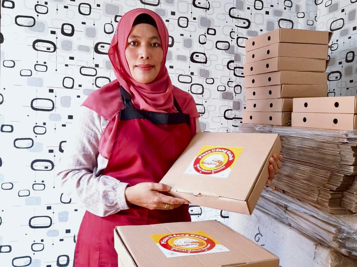 LOKAL: Cari keunikan dan kelokalan, Syamsiah gunakan udang galah untuk topping pizza dan ladeni banyak pesanan setiap harinya.