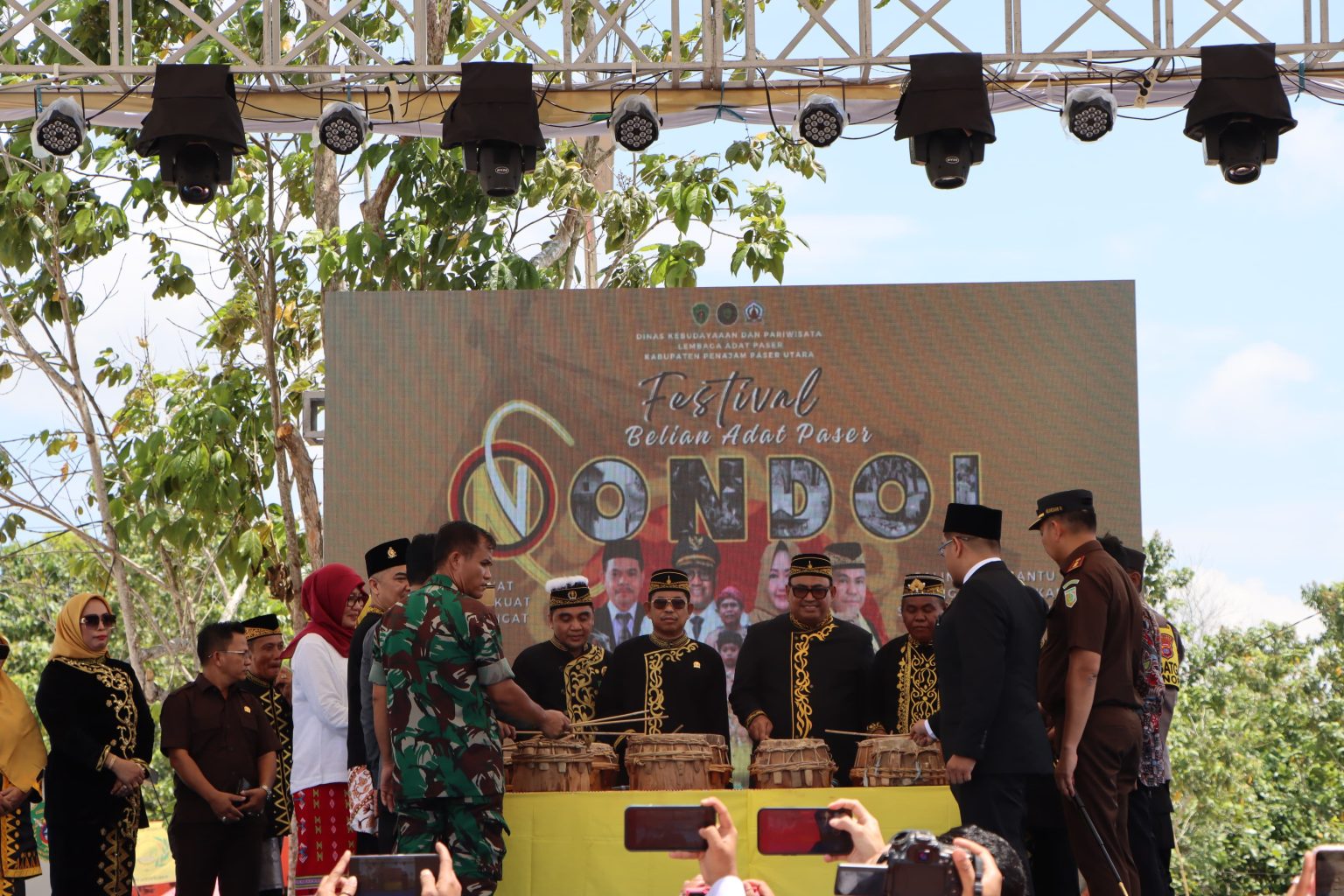 DILESTARIKAN: Ritual tradisi pengobatan dan pembersihan kampung dilestarikan dengan berbagai cara, di antaranya, ditetapkannya menjadi salah satu festival tahunan yang diselenggarakan. (Ist)