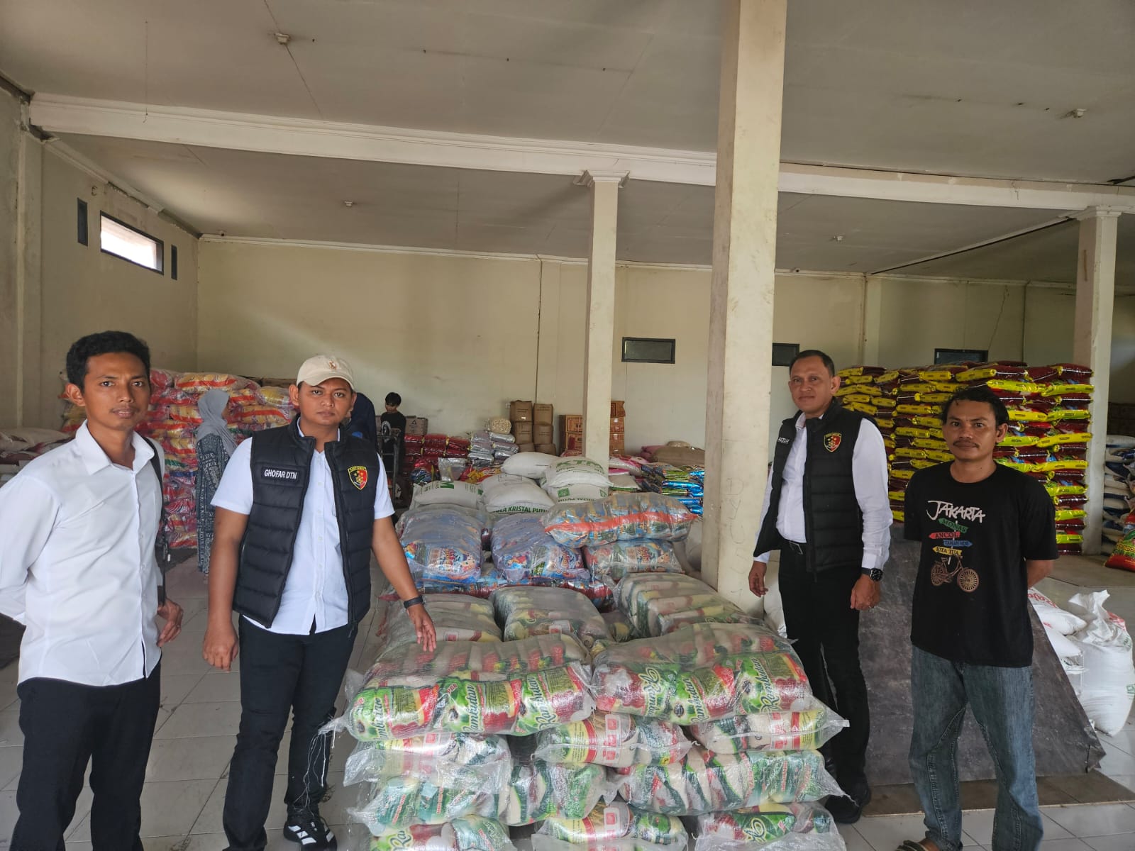 Personel Satreskrim Polres PPU saat melakukan pengecekan pada distributor beras di daerah ini. Hasilnya, ratusan sak beras dikembalikan ke produsen. (IST)