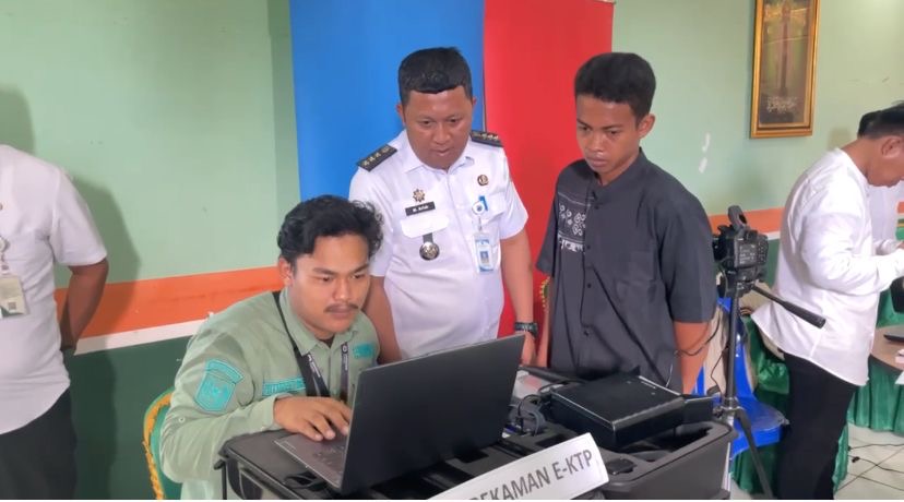 Camat Long Kali M Arfah memastikan warganya mendapat pelayanan maksimal.