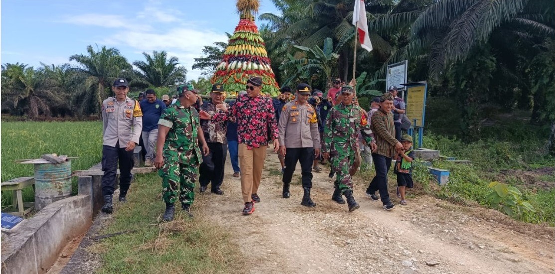 SEDEKAH BUMI: Festival Seni Budaya Sedekah Bumi dan Panen Raya Padi di Desa Bangun Mulya, Kecamatan Waru, PPU, dijaga sinergi antara Polsek Waru dan warga.