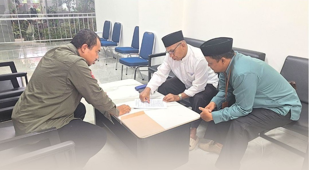 LAHAN: Kepala Kantor Kemenag PPU Muhammad Syahrir (baju putih) saat menunjukkan peta lahan untuk pembangunan sarana pendidikan di wilayah IKN kepada pihak otorita.