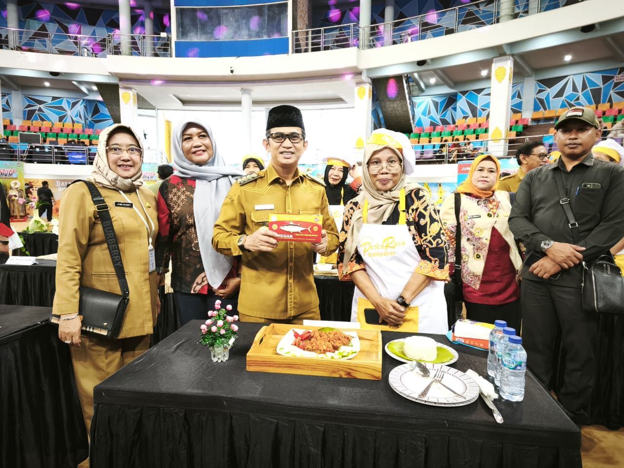 Ketua Forum UMKM Kecamatan Balikpapan Timur, Rita Suzana Zakaria (kanan) dikunjungi Wali Kota Balikpapan Rahmad Mas&rsquo;ud dalam acara pembukaan Gebyar UMKM tahun 2025.  &nbsp;