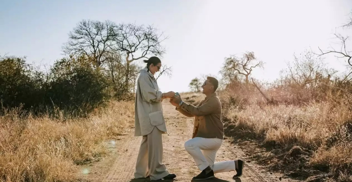 Darma Mangkuluhur Hutomo berlutut melamar Patricia Schuldtz di tengah suasana alam liar Thornybush Game Reserve, Afrika Selatan. (Instagram Patricia)