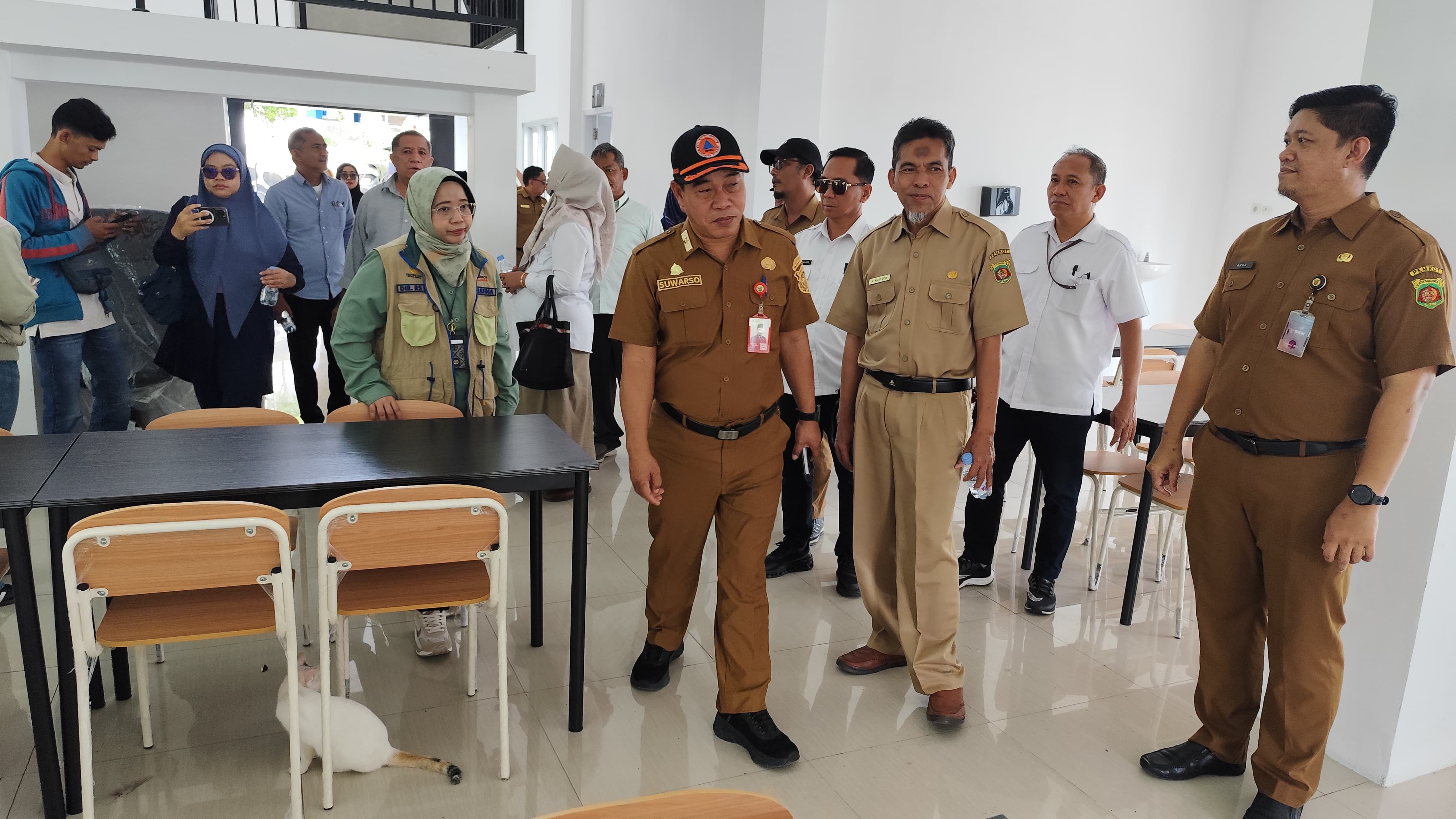 PERIKSA: Suwarso (tengah) saat menyambangi ruang makan siswa SR dalam tinjauan lapangan, di BPMP Kaltim, Selasa (12/8).