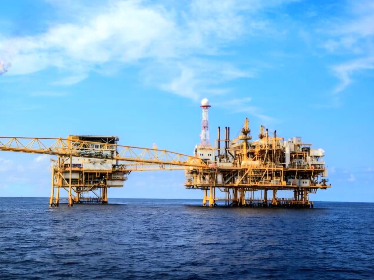 Nilai impor migas turun dari semula USD 336,12 juta menjadi USD 233,62 juta pada Juni.
