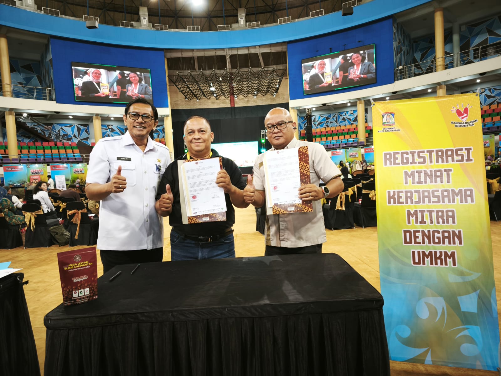 Kepala DKUMKMP Kota Balikpapan Heruressandy Setya Kesuma (kiri) menyaksikan penandatanganan kerja sama antara UMKM Kopi Kalimantan dengan Hotel Mega Lestari.