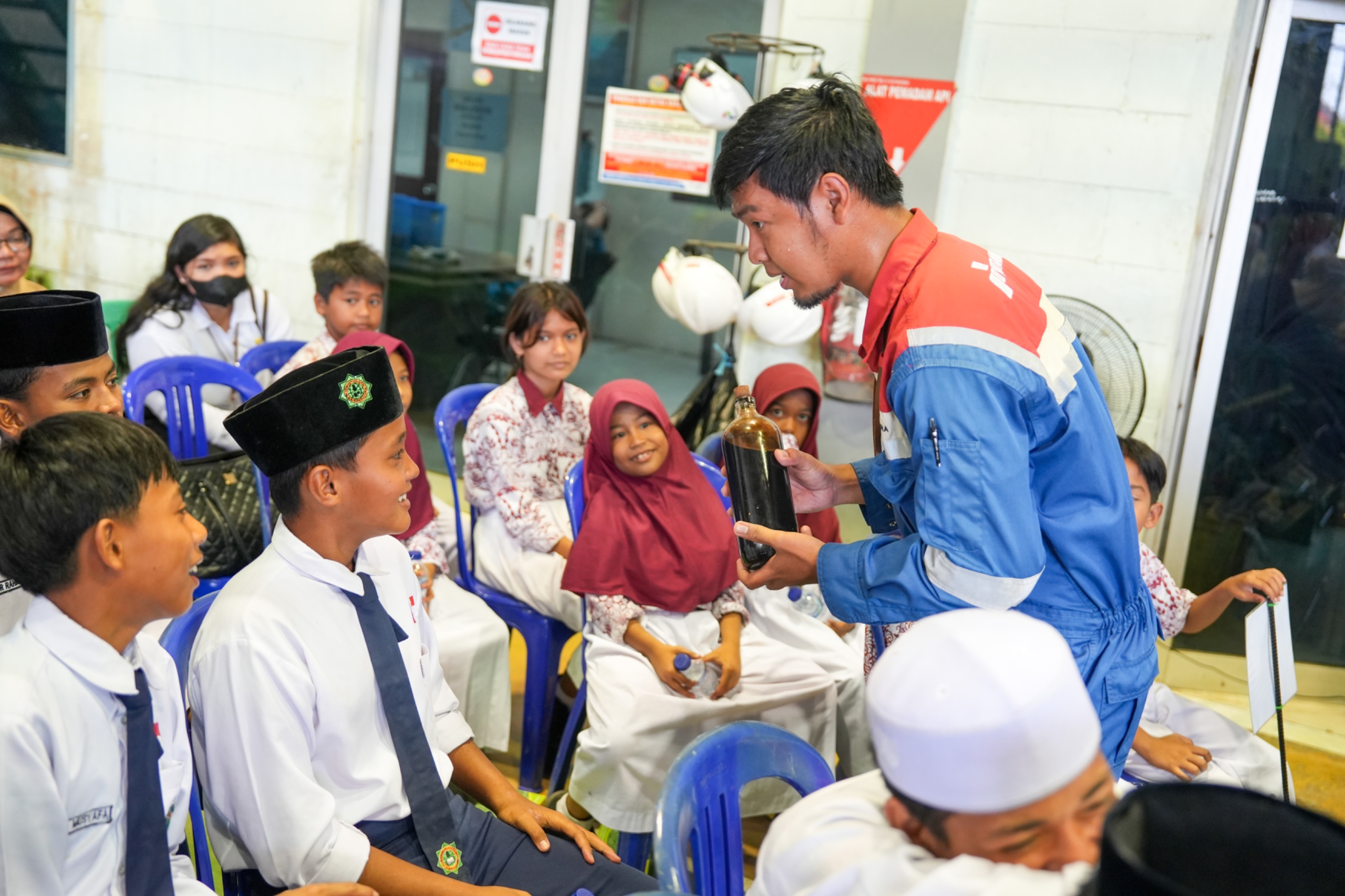 PEDULI PENDIDIKAN: Sebanyak 160 siswa dari jenjang SD dan SMP di wilayah Ring 1 Terminal Crude Lawe-Lawe menerima bantuan paket perlengkapan sekolah dari BDI PT KPB dan BAZMA