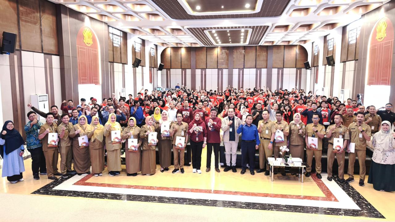 BERI PESAN: Rektor Universitas Mulia Prof. Dr. Ir Muhammad Ahsin Rifai bersama mahasiswa KKN Angkatan 5 sebelum diterjunkan ke 21 kelurahan mitra.