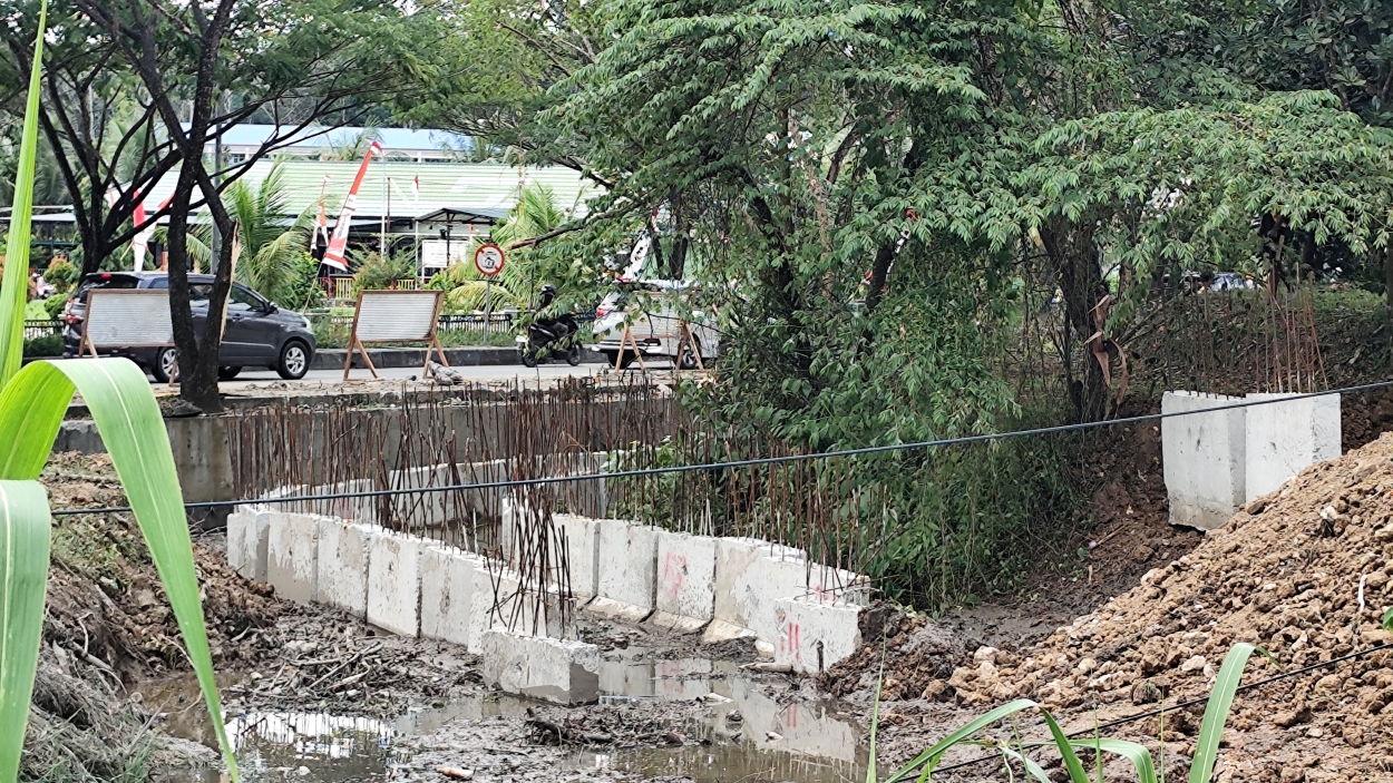 PROYEK ATASI BANJIR: Beberapa precast drainase tersusun pada proyek drainase Jalan Cipto Mangunkusumo, Kecamatan Samarinda Seberang, di depan Kompi C Yonif 611/AWL Rabu (13/8).