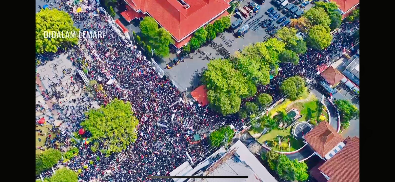 Demo masyarakat Pati menuntut Bupati Sadewo mundur dari jabatannya pada Rabu, 13 Agustus 2025.