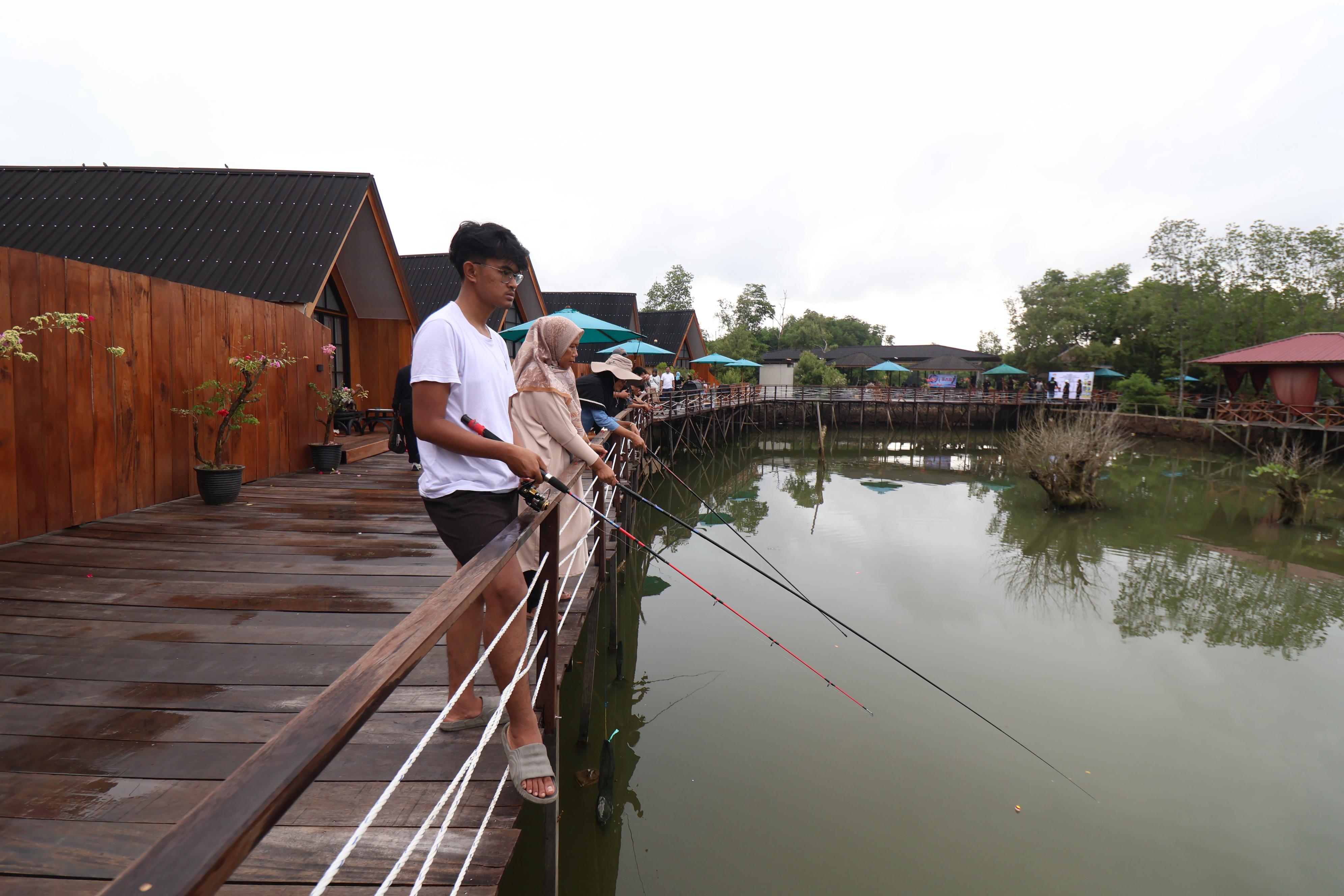 UNGGULAN: Fasilitas Hendrawisata Pesona Mangrove terus bertambah, membuat minat pengunjung untuk datang semakin tinggi.&nbsp;