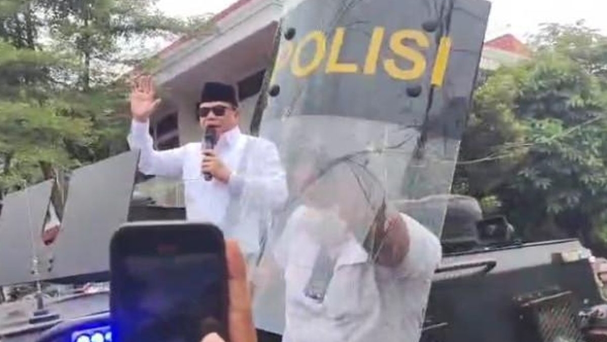 Bupati Pati Sudewo menemui masa massa dari atas mobil rantis polisi, sambil dilindungi tameng petugas di Alun-alun Pati, Rabu (13/8/2025). (Foto ist)