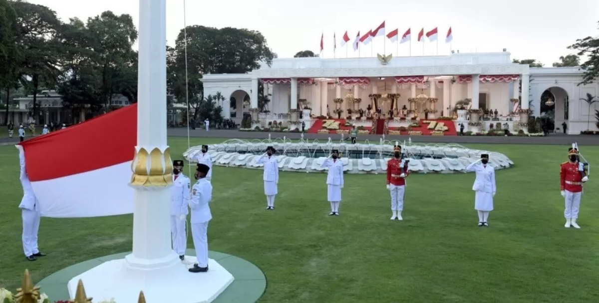 Pasukan Paskibraka mengibarkan Sang Merah Putih pada Upacara Detik-Detik Proklamasi di Istana Merdeka, Jakarta, dalam perayaan HUT ke-79 Kemerdekaan RI tahun lalu. (Foto: Jawa Pos)