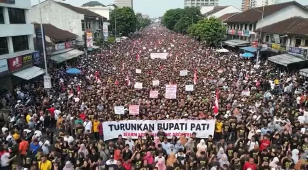 Ribuan warga demo turunkan Bupati Pati pada Rabu 13 Agustus 2025. (Foto : @Naz_lira/X)