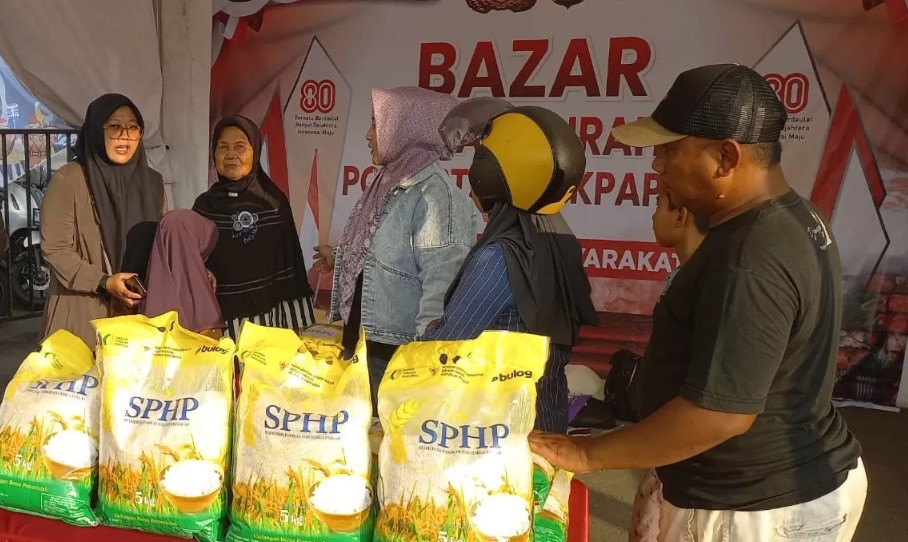 BERAS MURAH: Polresta Balikpapan berusaha meringankan beban masyarakat melalui gerakan pangan murah, menyediakan ribuan paket beras 5 Kg, Kamis (14/8/2025) pagi.