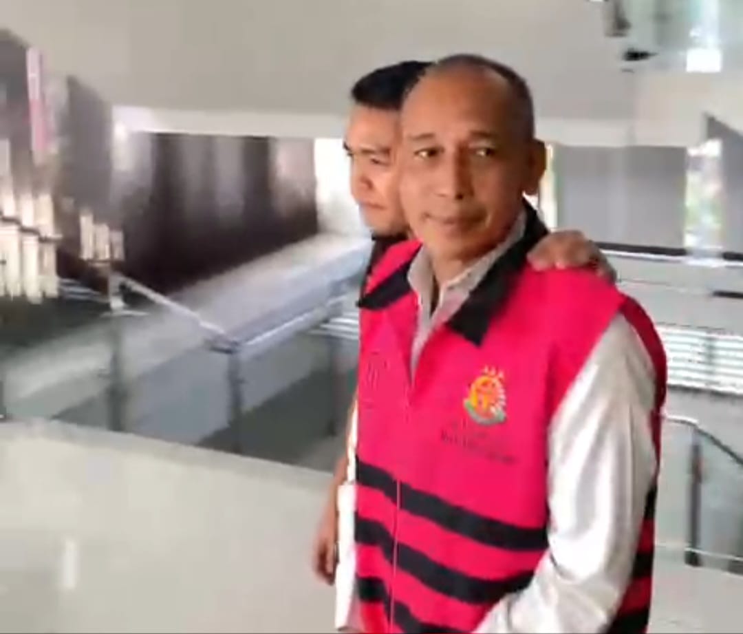 PENYIDIKAN: Tersangka kasus Korupsi Dana Hibah Pilkada 2020, Sabrani, sudah mengenakan rompi merah dengan ditetapkan sebagai tersangka.