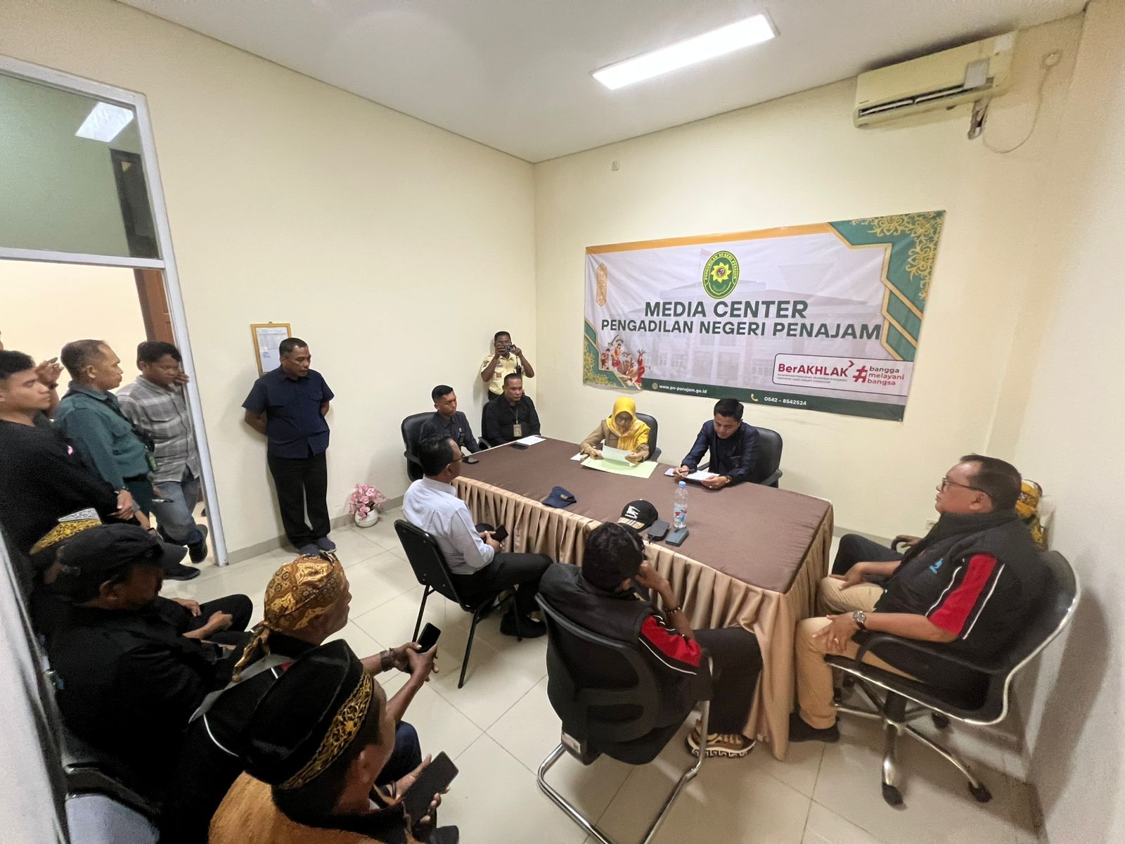 AKSI DAMAI: Ketua PN PPU Hartati Ari Suryawati (berjilbab) menerima perwakilan aksi demo yang mengawal kasus dugaan pencemaran lingkungan di Mentawir, Kecamatan Sepaku, PPU. (Ist)