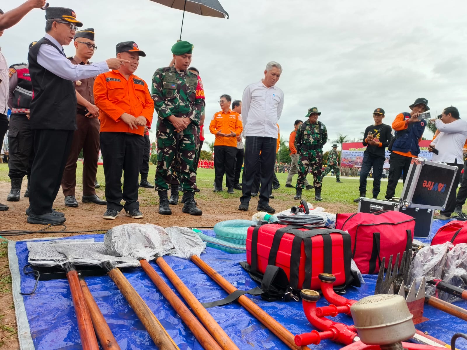 CEK KONDISI: Bupati Kutim Ardiansyah Sulaiman memeriksa pasukan dan peralatan pemadam saat apel kesiapsiagaan karhutla di Lapangan Helipad Bukit Pelangi, Rabu (13/8).