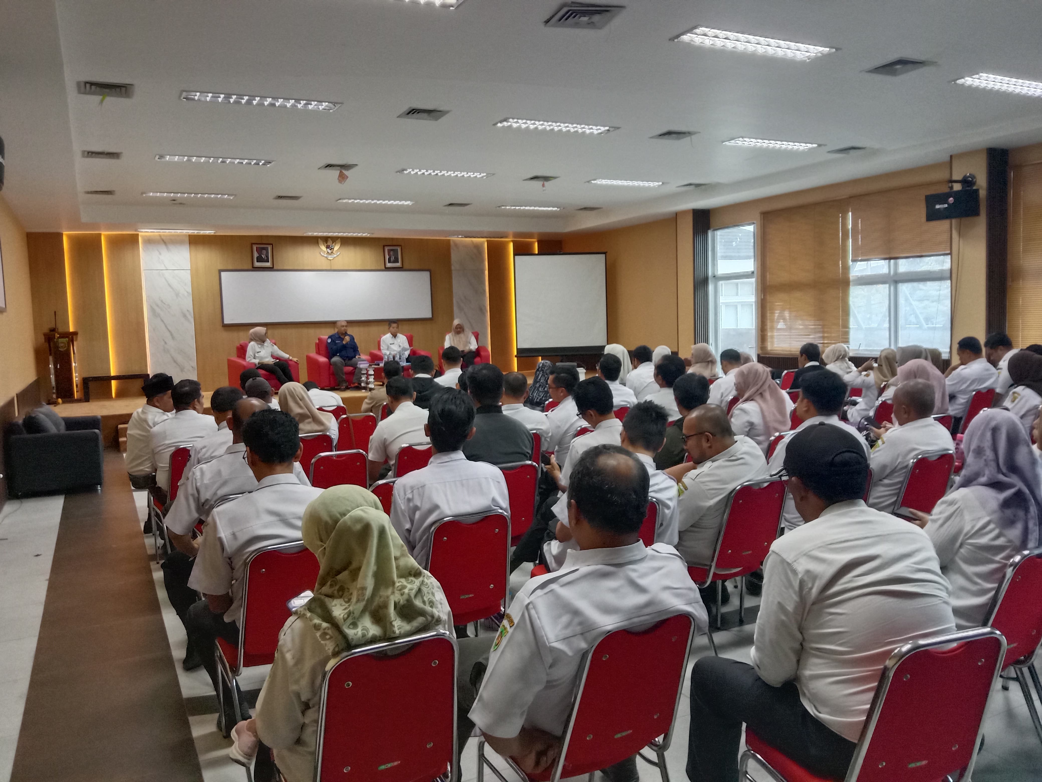 PERSIAPAN: Rapat persiapan operasi pasar menanggapi kelangkaan beras yang diinisiasi Dinas Perdagangan Samarinda, di gedung Perpustakaan Kota Samarinda, Rabu (13/8).