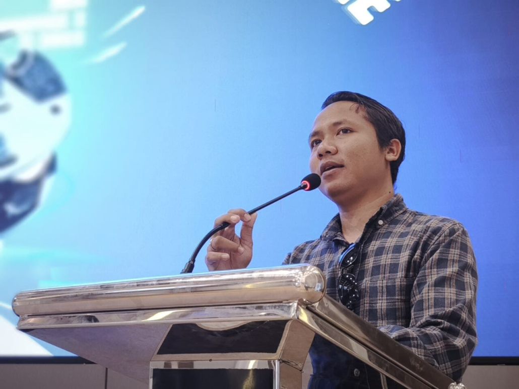 TAMBAH FASILITAS: Kaprodi Teknologi Informasi Universitas Mulia Agus Wijayanto