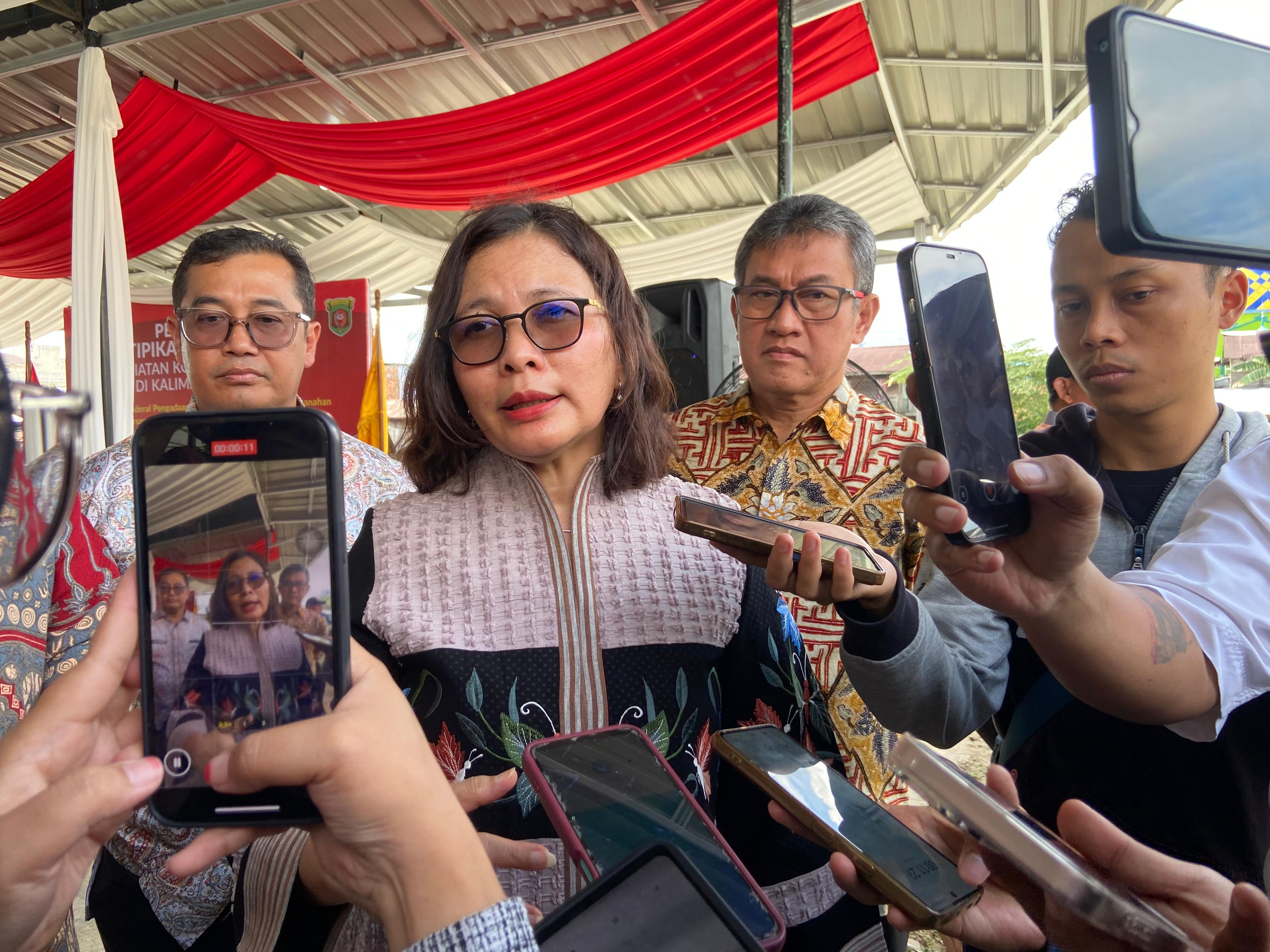 ATENSI: Embu Sari menyampaikan keterangan usai seremonial penyerahan 47 sertifikat tanah dari program Konsolidasi Tanah di Kelurahan Sidodadi Kecamatan Samarinda Ulu, Kamis (14/8).