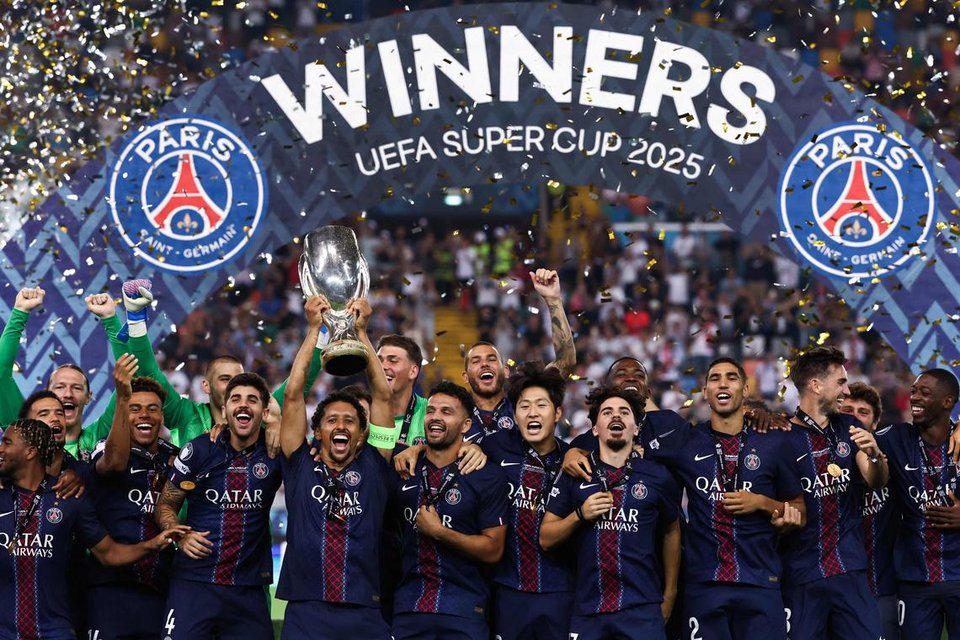 Kapten PSG, Marquinhos, mengangkat trofi Piala Super Eropa 2025 usai mengalahkan Tottenham Hotspur di final, 13 Agustus.