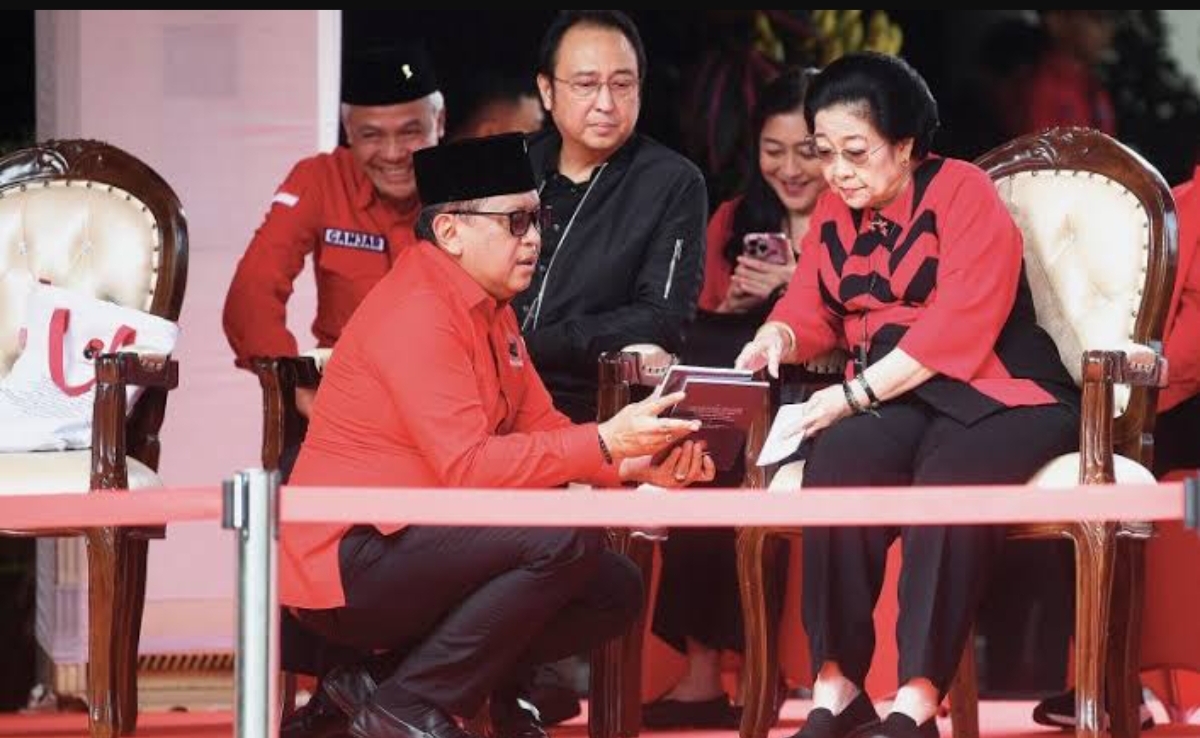 Hasto Kristiyanto (kiri) dan Ketua Umum PDI Perjuangan Megawati Soekarnoputri. (FOTO: IST)