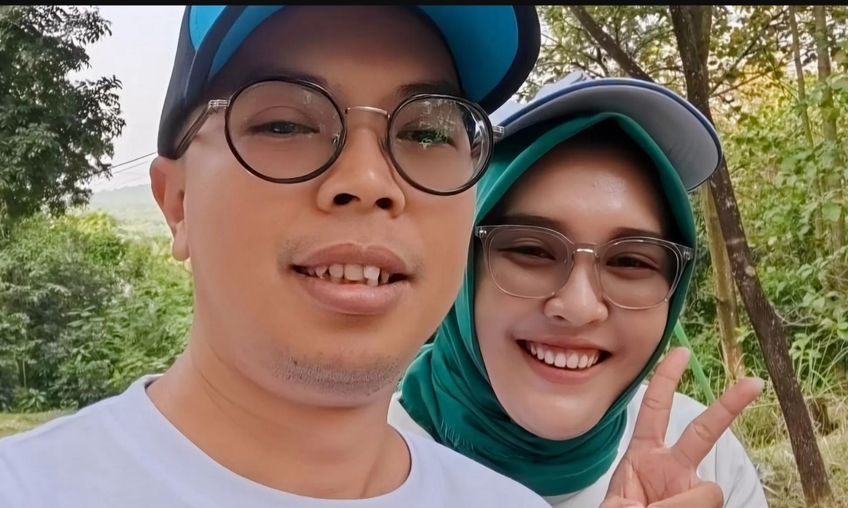 Dea Permata Karisma bersama dengan suami
