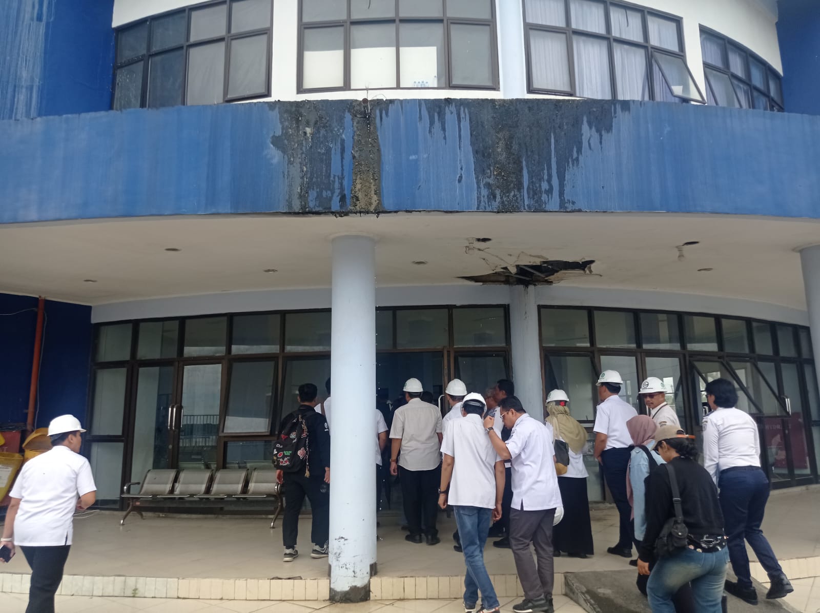 Atap gedung Pelabuhan Loktuan berlubang, kondisi ini membutuhkan penanganan segera terkait aspek keamanan penumpang. (ADIEL KUNDHARA/KP)
