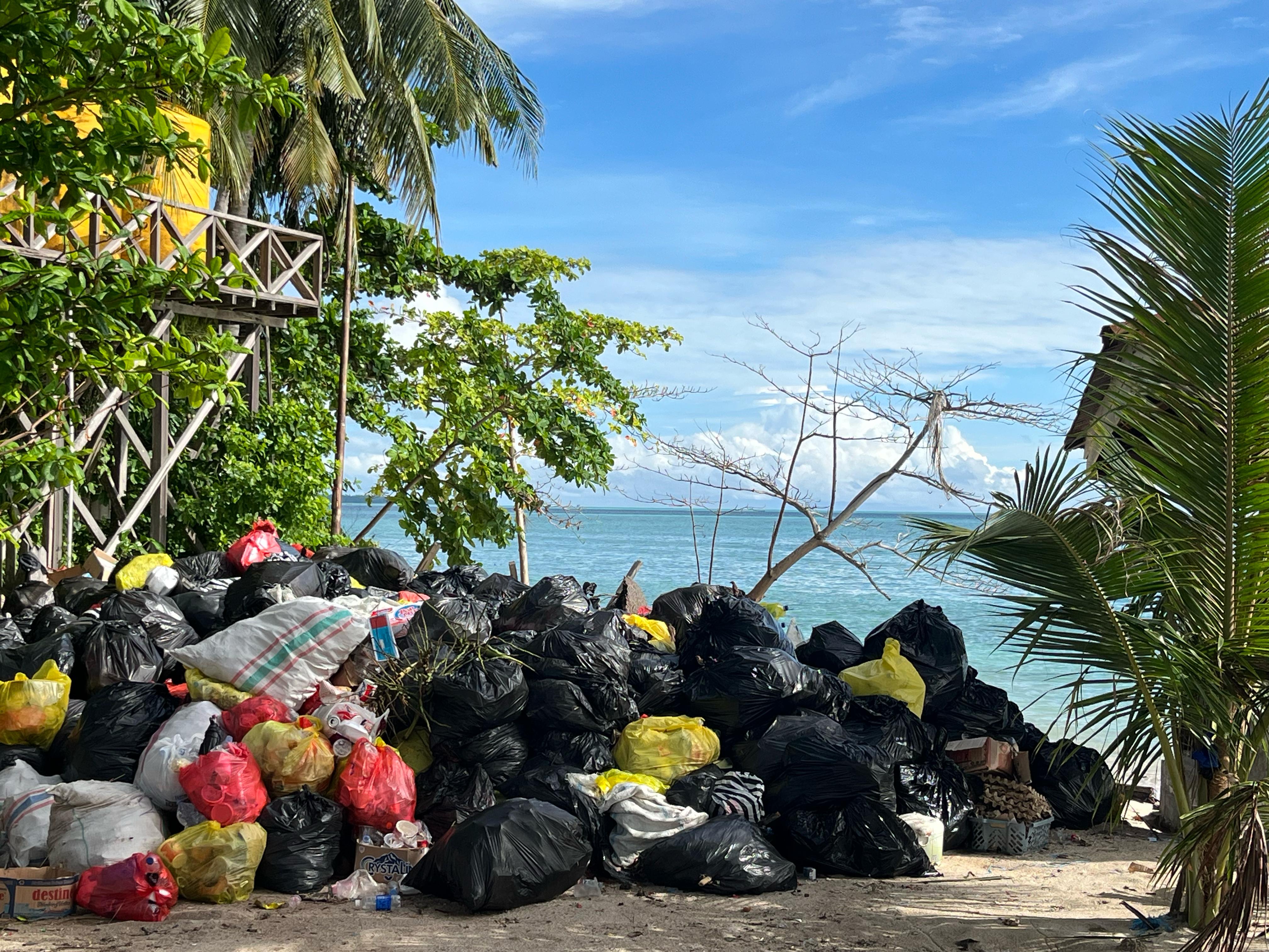 SAMPAH: Kondisi TPS sementara Pulau Derawan, sebelum di-drop melalui kapal ke TPD Tanjung Batu. (NASYA/KP)