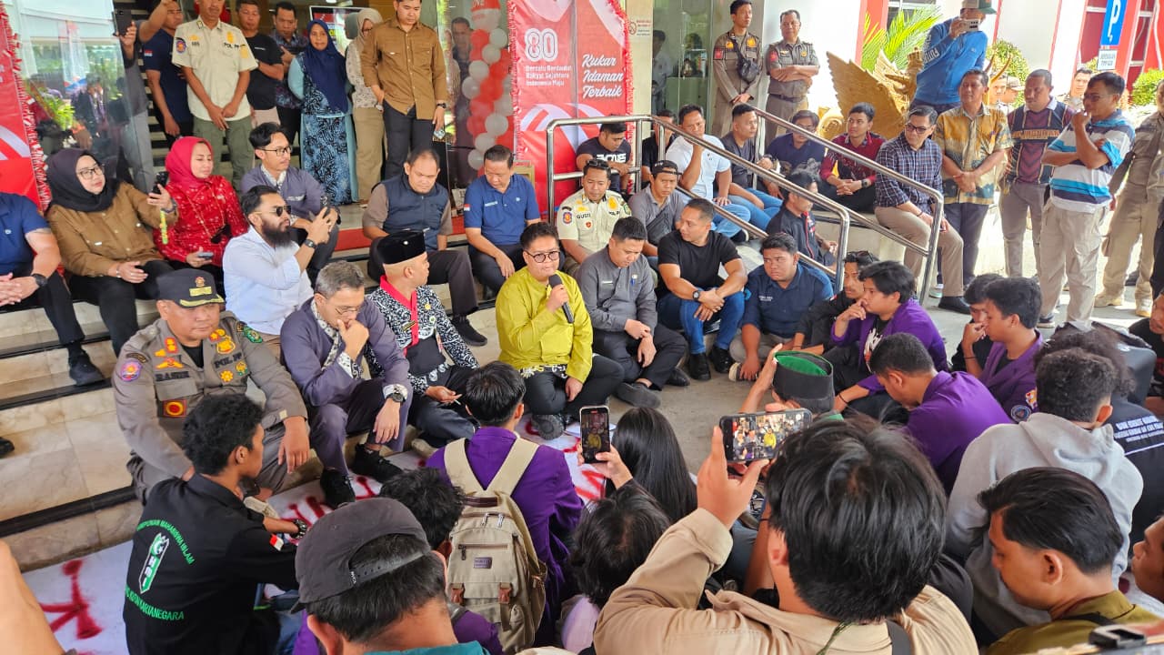 DIALOG: Wakil Bupati Kukar Rendi Solihin berdialog langsung dengan mahasiswa peserta unjuk rasa terkait penyesuaian nominal Beasiswa Kukar Idaman di halaman Kantor Bupati Kukar, Kamis (14/8).