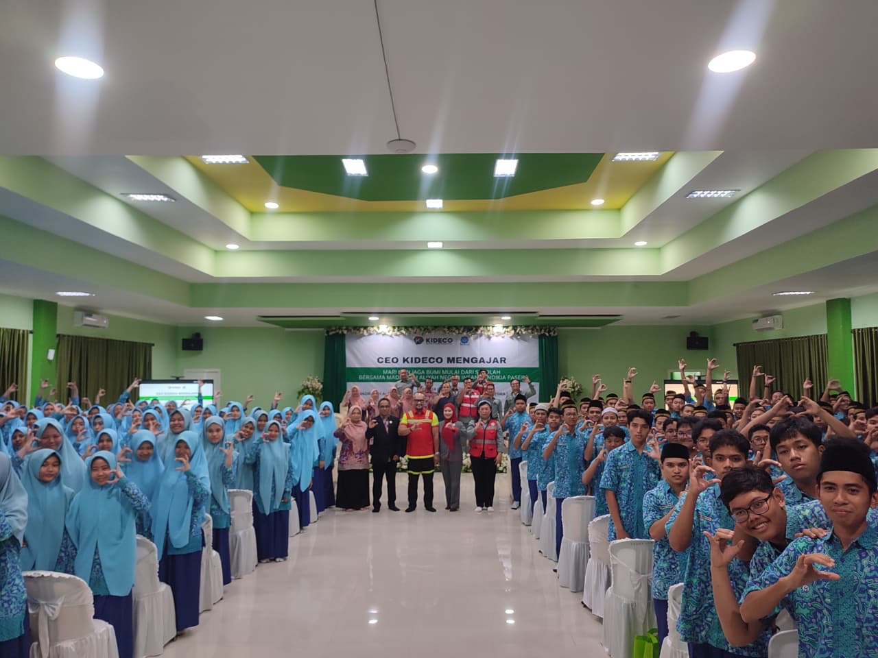 MENGAJAR: CEO Kideco M Kurnia Ariawan berbagi ilmu dan pengalaman di Man Insan Cendekia Paser, Kamis (14/8/2025).