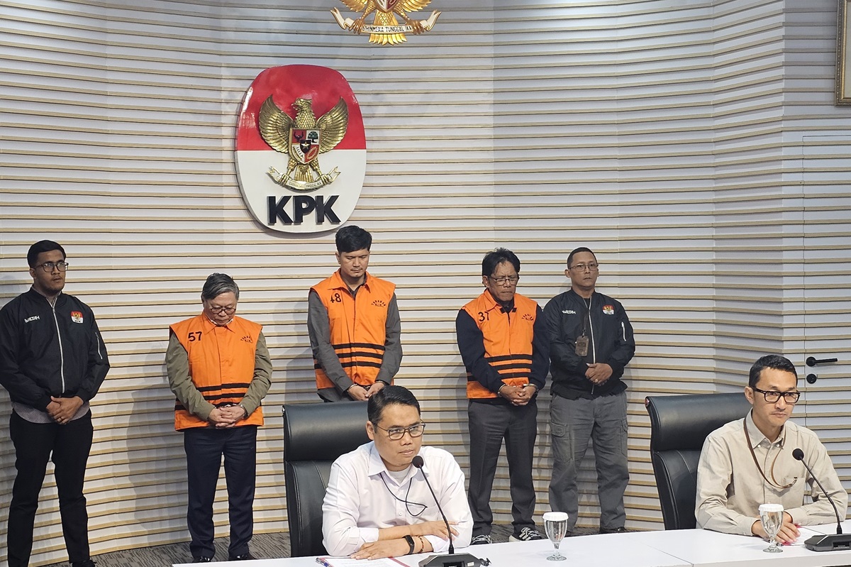 KPK menetapkan tiga orang, termasuk Dirut PT Inhutani V Dicky Yuana Rady, sebagai tersangka kasus dugaan korupsi.