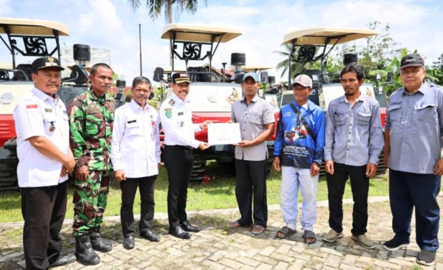 Andi trasodiharto (tiga kiri) mendampingi Wakil Bupati PPU Abdul Waris Muin, saat menyerahkan bantuan mesin Rovator kepada beberapa Brigade Pangan PPU.