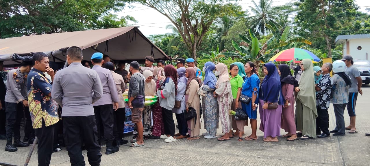 Warga tampak antre untuk membeli beras murah dalam GPM Polres PPU digelar di Pasar Induk Nenang, Penajam.
